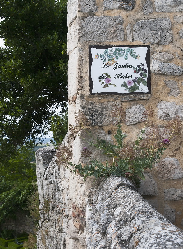 Provence 2014 +20140603_0864 Kopie.jpg - Beim Dorfbummel in Grignan sind wir durch dieses Schild auf einen Garten aufmerksam geworden